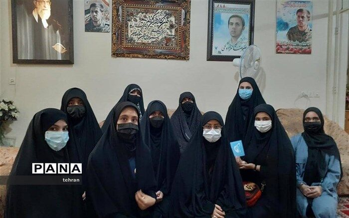 دیدار اعضای اتحادیه انجمن اسلامی منطقه ۱۸ با خانواده شهید علیرضا مرادی