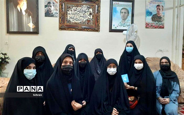 دیدار اعضای اتحادیه انجمن اسلامی منطقه ۱۸ با خانواده شهید علیرضا مرادی