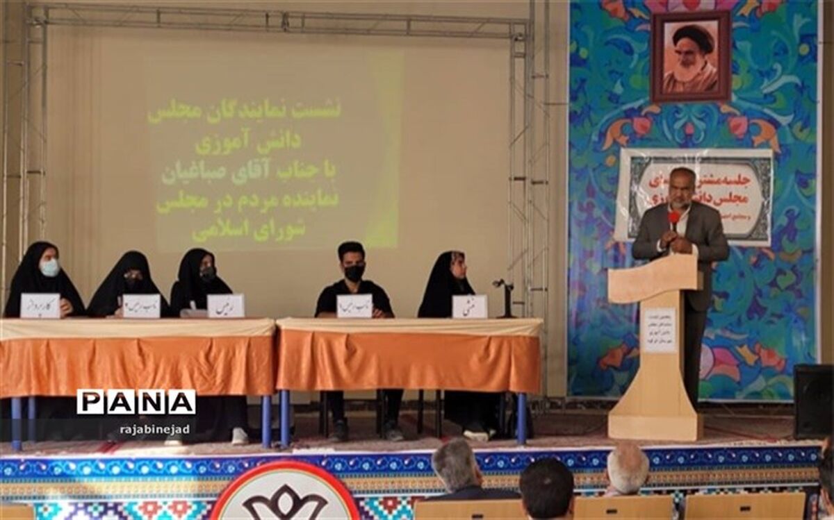 نشست نمایندگان مجلس دانش‌آموزی ابرکوه با  نماینده مردم ابرکوه در مجلس
