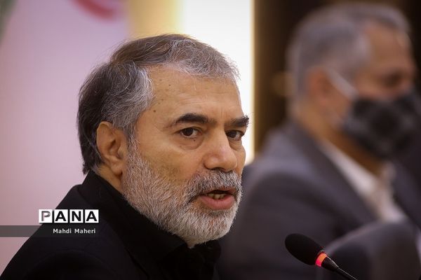 نشست رونمایی از کتاب (معرفی فعالان زیست بوم نوشت افزار ایرانی)