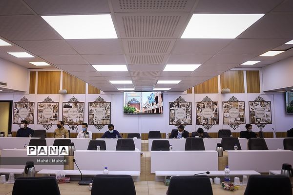 نشست رونمایی از کتاب (معرفی فعالان زیست بوم نوشت افزار ایرانی)