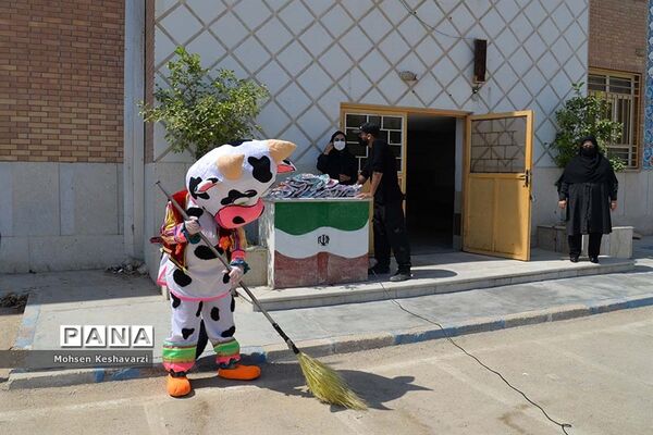توزیع 1000 بسته تحصیلی در بین دانش‌آموزان مناطق محروم شیراز