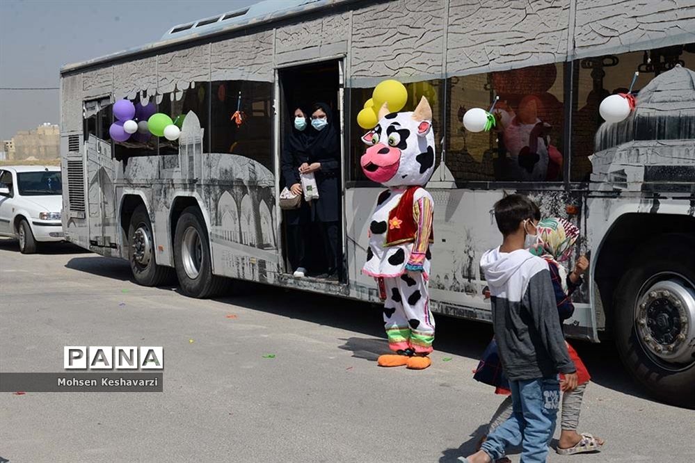توزیع 1000 بسته تحصیلی در بین دانش‌آموزان مناطق محروم شیراز