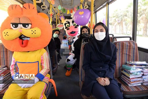 توزیع 1000 بسته تحصیلی در بین دانش‌آموزان مناطق محروم شیراز