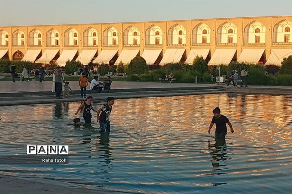 میدان امام اصفهان نمونه‌ای از معماری ایرانی و اسلامی