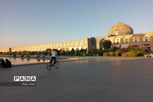 میدان امام اصفهان نمونه‌ای از معماری ایرانی و اسلامی