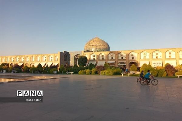 میدان امام اصفهان نمونه‌ای از معماری ایرانی و اسلامی