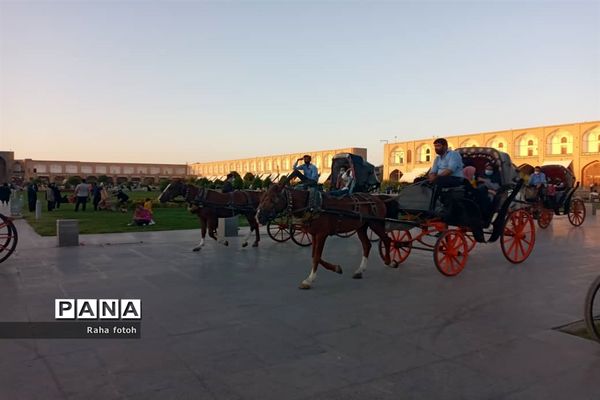 میدان امام اصفهان نمونه‌ای از معماری ایرانی و اسلامی