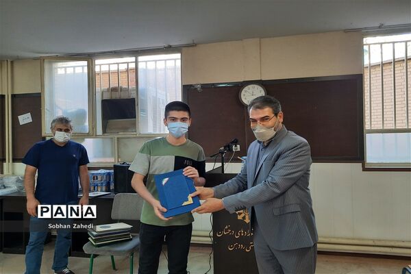 تقدیر از دانش‌آموزان مدرسه شهید بهشتی رودهن