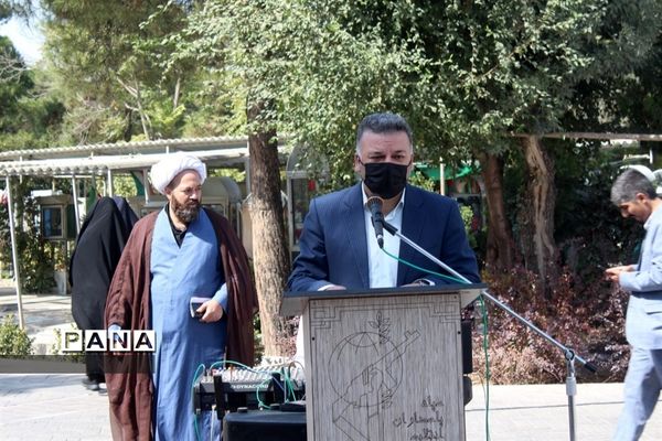 برنامه متمرکز هفته دفاع مقدس و گرامیداشت یاد و خاطره شهدا همراه با اهدا گل به شهدای دفاع مقدس