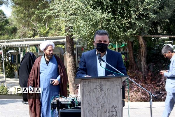 برنامه متمرکز هفته دفاع مقدس و گرامیداشت یاد و خاطره شهدا همراه با اهدا گل به شهدای دفاع مقدس