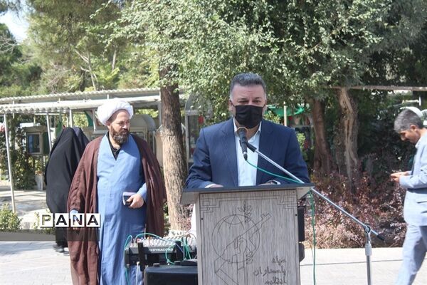 برنامه متمرکز هفته دفاع مقدس و گرامیداشت یاد و خاطره شهدا همراه با اهدا گل به شهدای دفاع مقدس