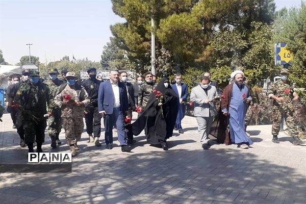 برنامه متمرکز هفته دفاع مقدس و گرامیداشت یاد و خاطره شهدا همراه با اهدا گل به شهدای دفاع مقدس