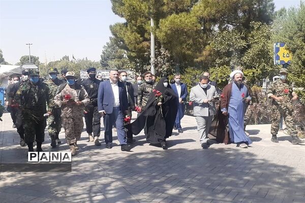 برنامه متمرکز هفته دفاع مقدس و گرامیداشت یاد و خاطره شهدا همراه با اهدا گل به شهدای دفاع مقدس
