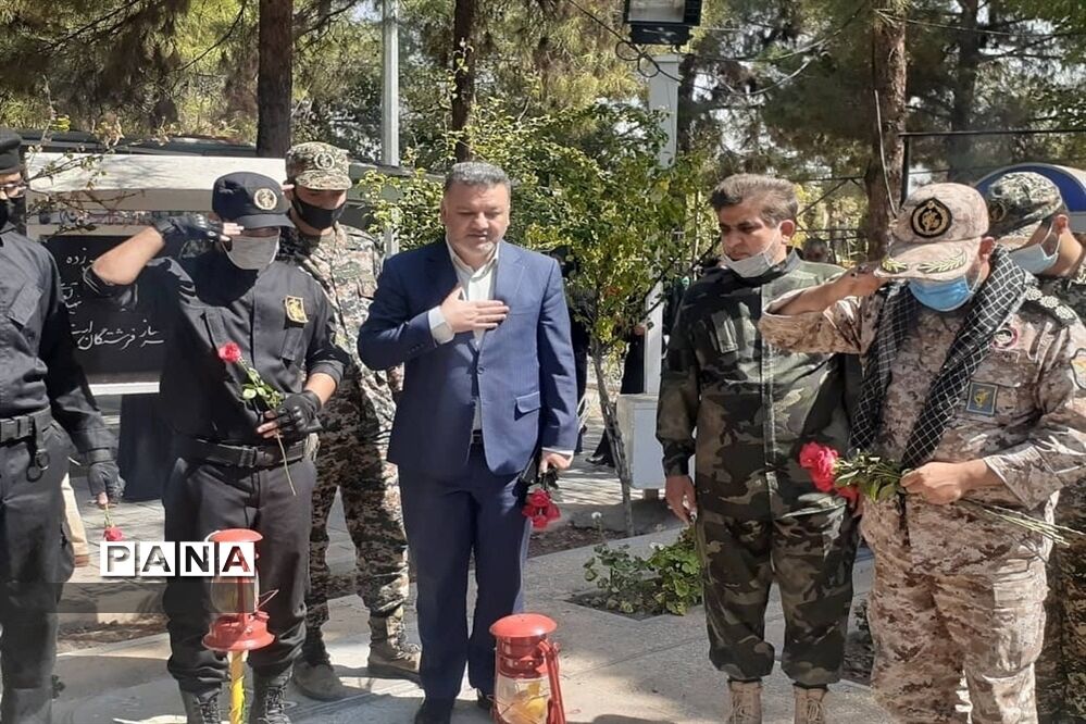 برنامه متمرکز هفته دفاع مقدس و گرامیداشت یاد و خاطره شهدا همراه با اهدا گل به شهدای دفاع مقدس