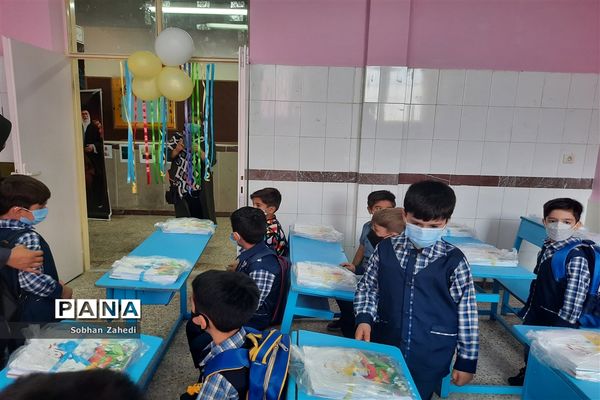 جشن شکوفه‌ها در مدرسه ابتدایی ایمان رودهن