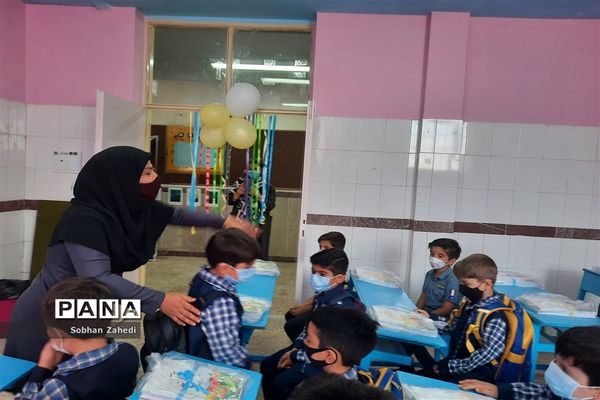 جشن شکوفه‌ها در مدرسه ابتدایی ایمان رودهن