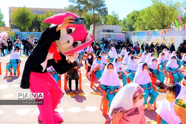 زنگ شکوفه‌ها در مدارس آباده