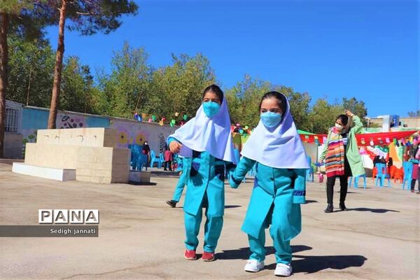 زنگ شکوفه‌ها در مدارس آباده