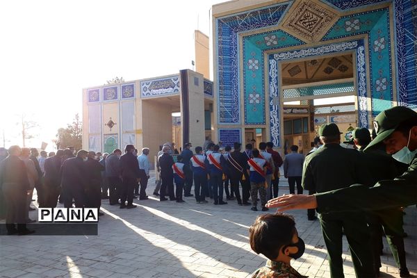 عطرافشانی وغبارروبی گلزارشهدای ابرکوه