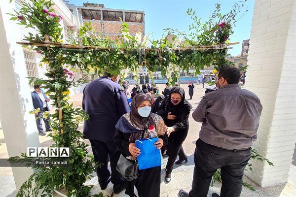 زنگ مهر در مدارس منطقه ۱۳ شهر تهران به صدا در آمد