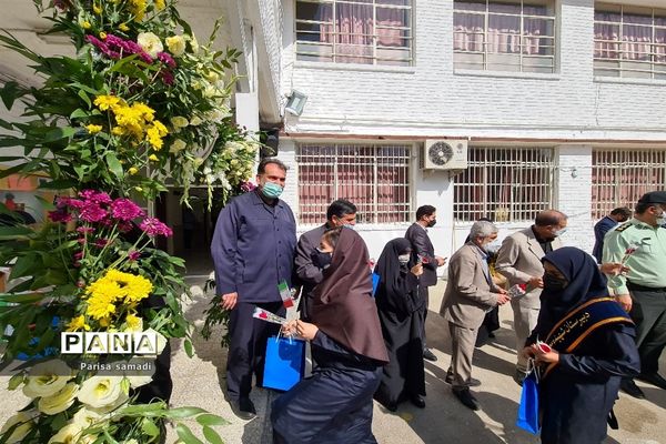 زنگ مهر در مدارس منطقه ۱۳ شهر تهران به صدا در آمد