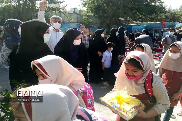 نواخته شدن زنگ مهر و مقاومت در دبستان دخترانه مهدیه در شهر قدس