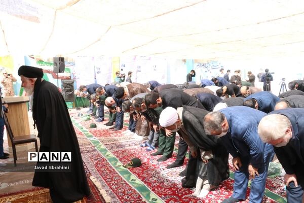 اقامه اولین نماز مهر در مدارس خراسان رضوی به امامت نماینده ولی فقیه