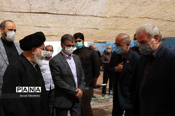 اقامه اولین نماز مهر در مدارس خراسان رضوی به امامت نماینده ولی فقیه