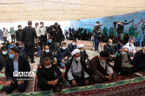 اقامه اولین نماز مهر در مدارس خراسان رضوی به امامت نماینده ولی فقیه