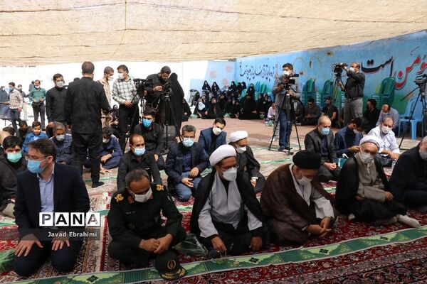 اقامه اولین نماز مهر در مدارس خراسان رضوی به امامت نماینده ولی فقیه