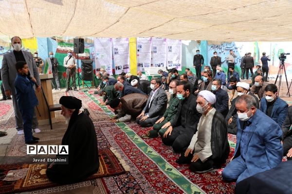 اقامه اولین نماز مهر در مدارس خراسان رضوی به امامت نماینده ولی فقیه