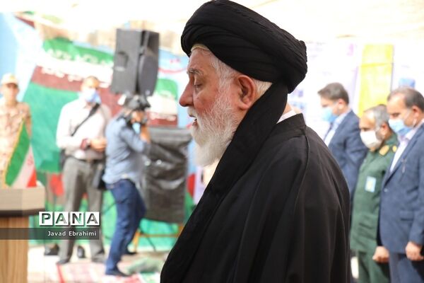 اقامه اولین نماز مهر در مدارس خراسان رضوی به امامت نماینده ولی فقیه