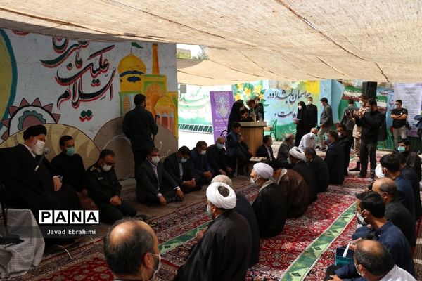 اقامه اولین نماز مهر در مدارس خراسان رضوی به امامت نماینده ولی فقیه