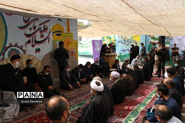اقامه اولین نماز مهر در مدارس خراسان رضوی به امامت نماینده ولی فقیه