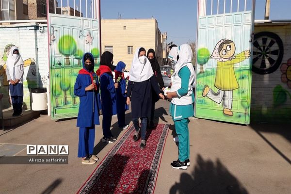 آیین نواختن زنگ مهر و مقاومت در اردستان