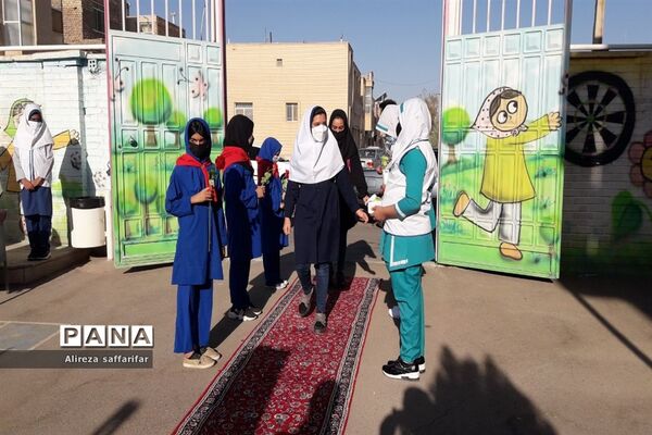 آیین نواختن زنگ مهر و مقاومت در اردستان