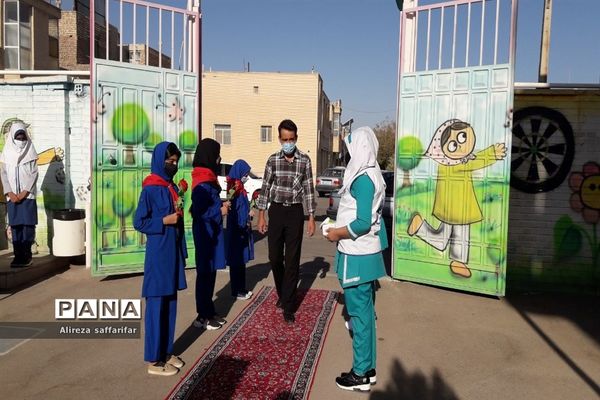 آیین نواختن زنگ مهر و مقاومت در اردستان