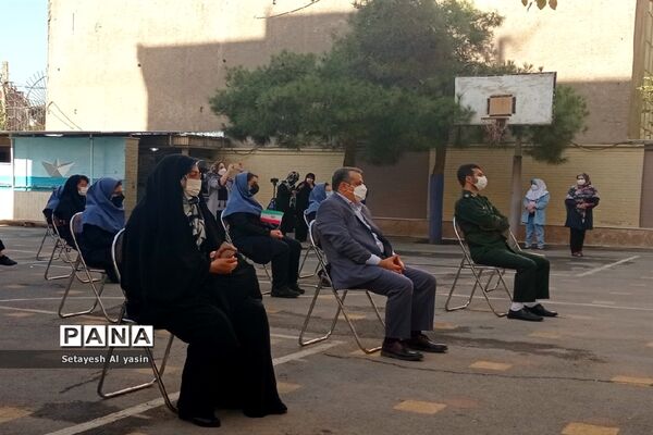 نواخته شدن زنگ مهر در دبیرستان راه زینب منطقه ۱۳ تهران