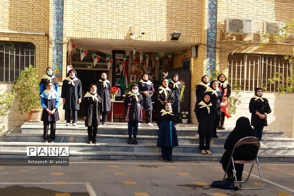 نواخته شدن زنگ مهر در دبیرستان راه زینب منطقه ۱۳ تهران