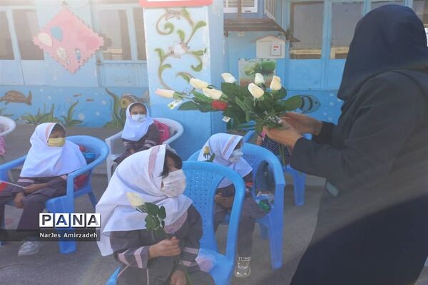 جشن شکوفه‌ها دبستان شایستگان فسا