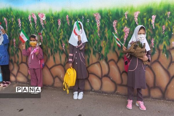 جشن شکوفه‌ها دبستان شایستگان فسا