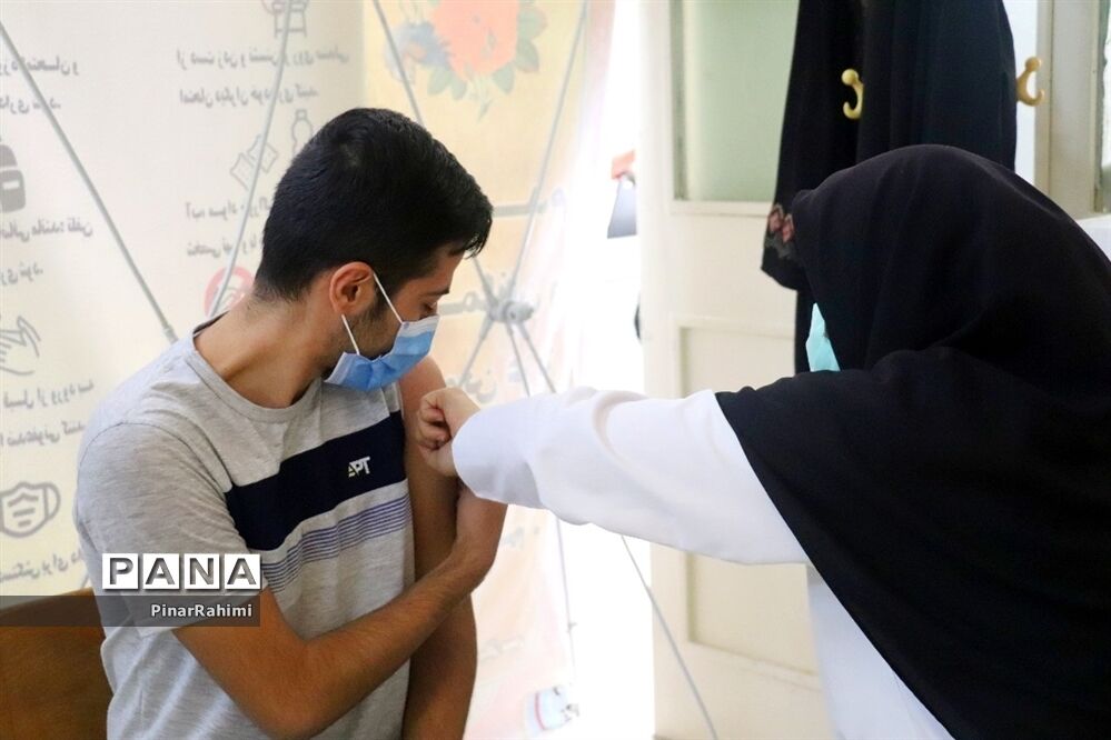 واکسینه شدن دانش آموزان در مراکز واکسیناسیون آموزش و پرورش