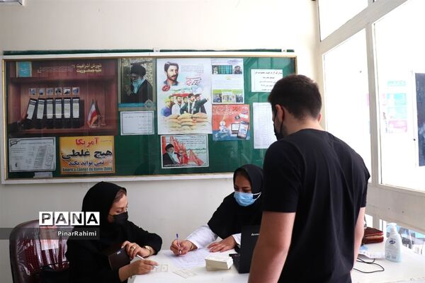 واکسینه شدن دانش آموزان در مراکز واکسیناسیون آموزش و پرورش