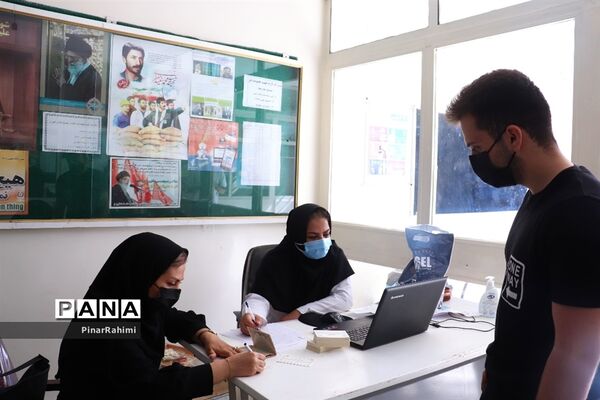 واکسینه شدن دانش آموزان در مراکز واکسیناسیون آموزش و پرورش