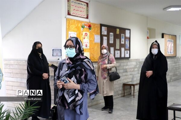 واکسینه شدن دانش آموزان در مراکز واکسیناسیون آموزش و پرورش