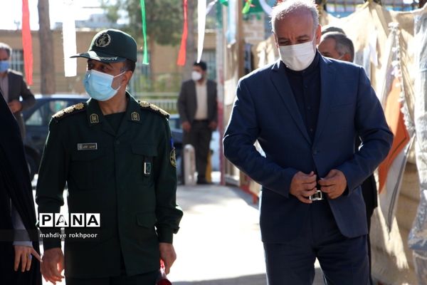 نواختن زنگ ایثار ومقاوت دردبیرستان شیخ هادی هادوی بیرجند