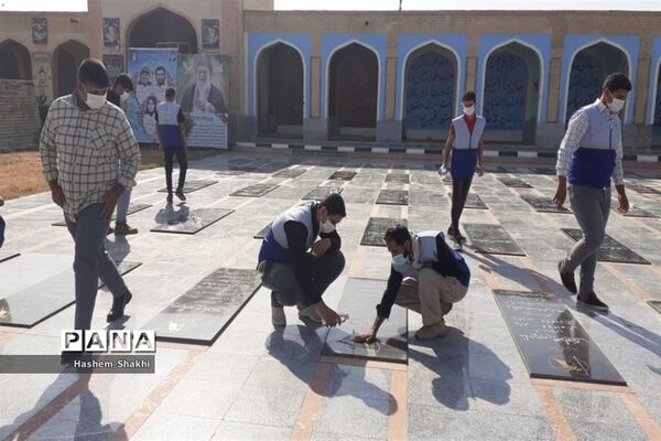 عطرافشانی قبور مطهر شهدا به مناسبت هفته دفاع مقدس
