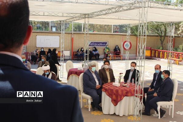 پویش مهر عاطفه‌ها همزمان با سراسر کشور در مدارس استان فارس