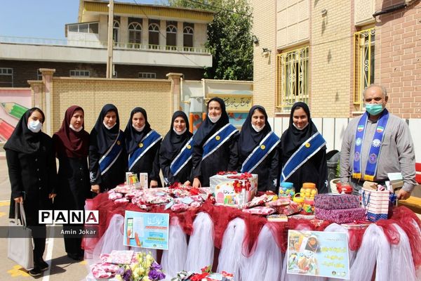 پویش مهر عاطفه‌ها همزمان با سراسر کشور در مدارس استان فارس